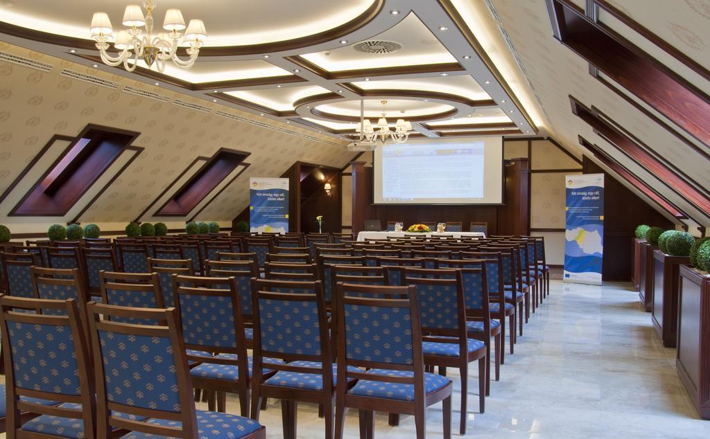 Centrum Hotel เดเบรตเซน ภายนอก รูปภาพ