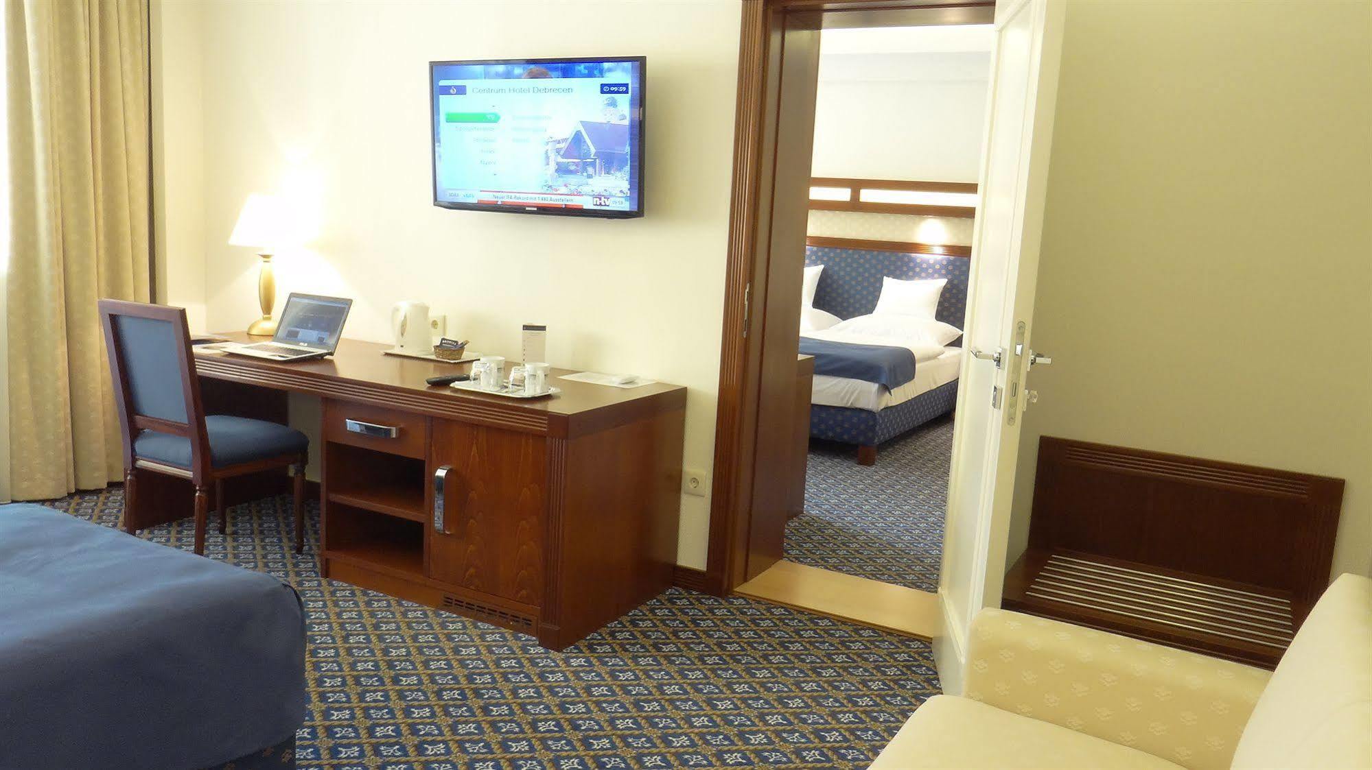 Centrum Hotel เดเบรตเซน ภายนอก รูปภาพ