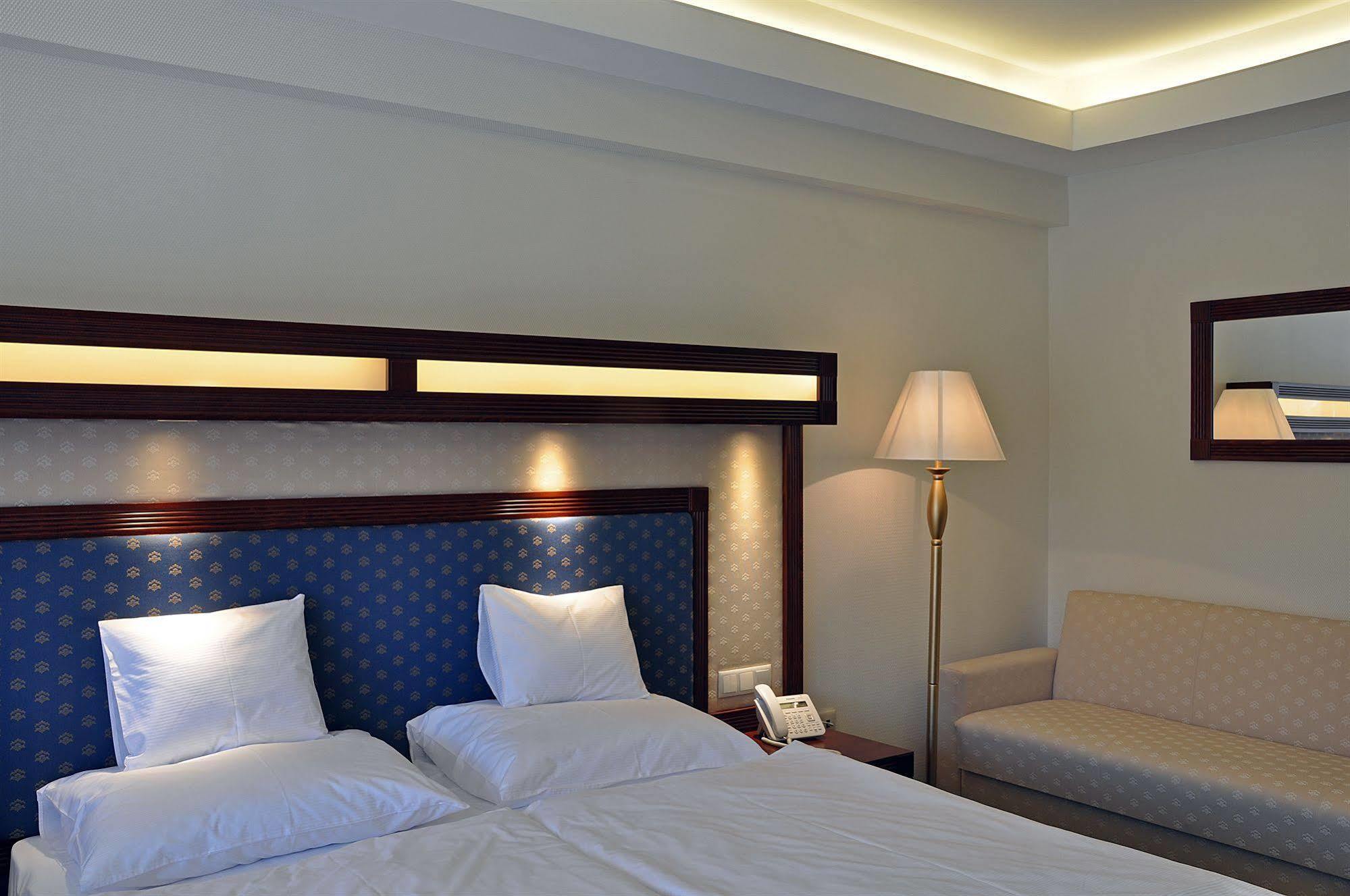 Centrum Hotel เดเบรตเซน ภายนอก รูปภาพ