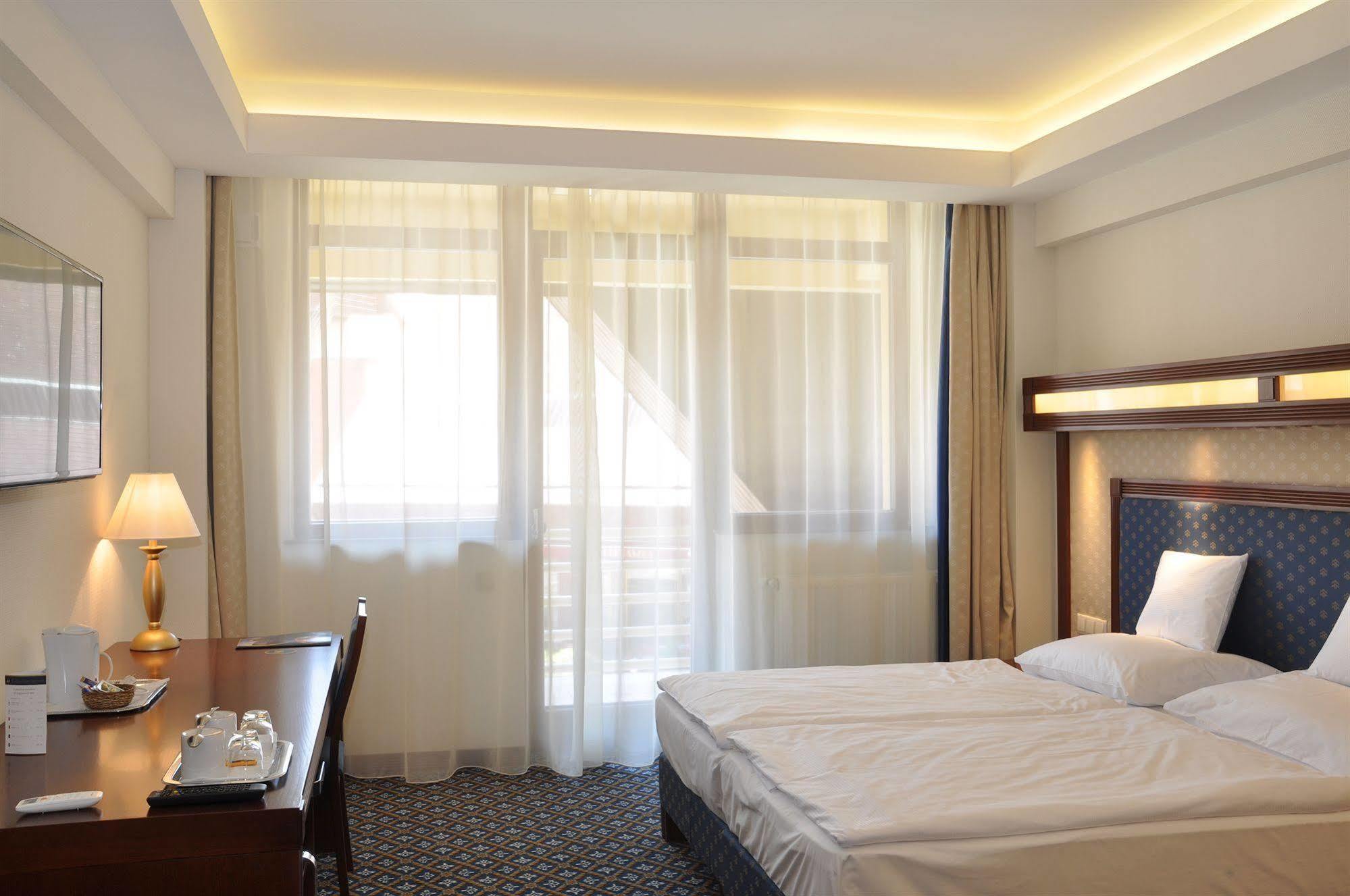 Centrum Hotel เดเบรตเซน ภายนอก รูปภาพ