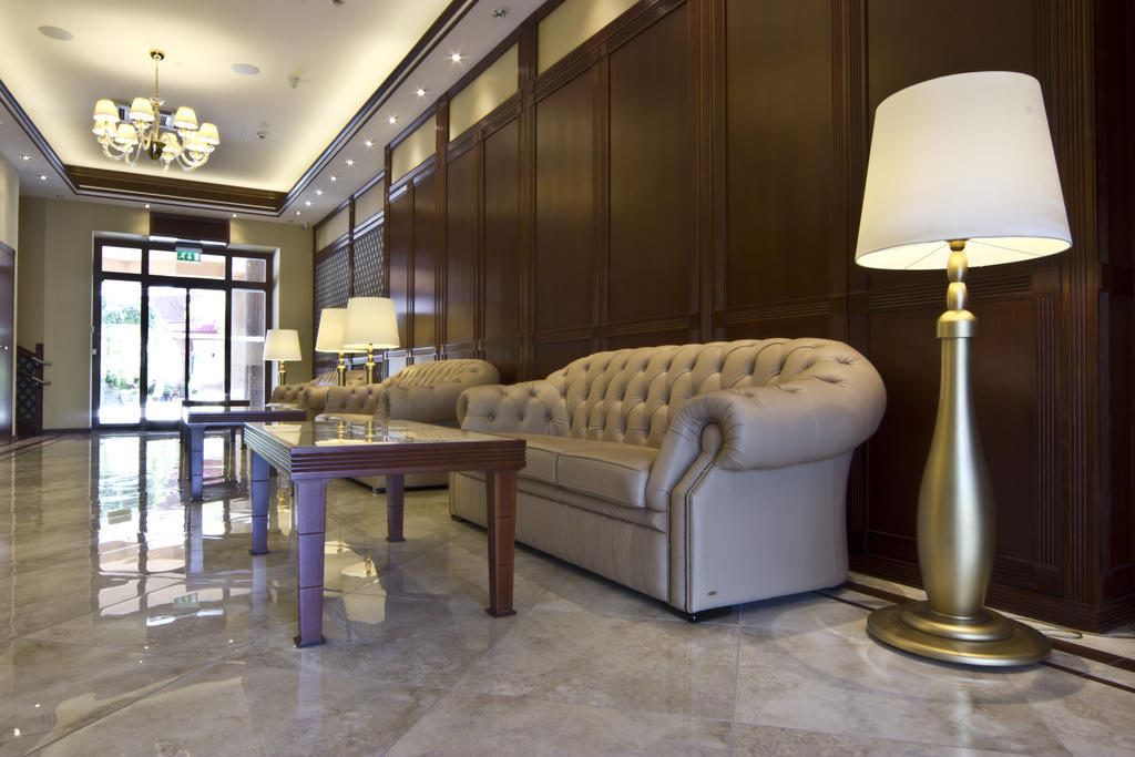 Centrum Hotel เดเบรตเซน ภายนอก รูปภาพ