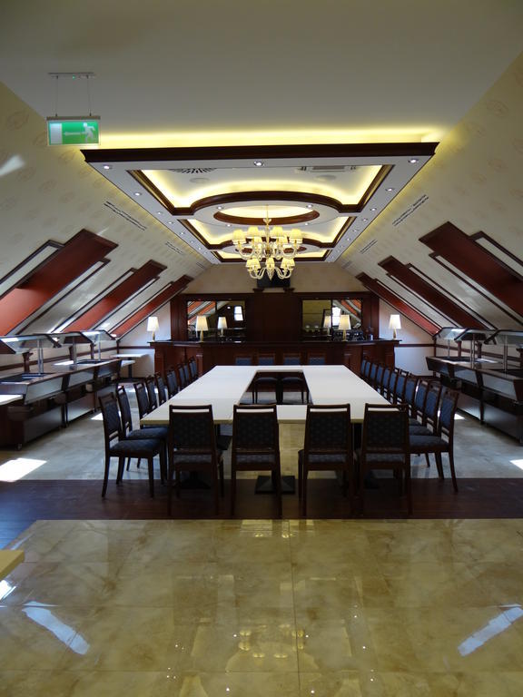 Centrum Hotel เดเบรตเซน ภายนอก รูปภาพ
